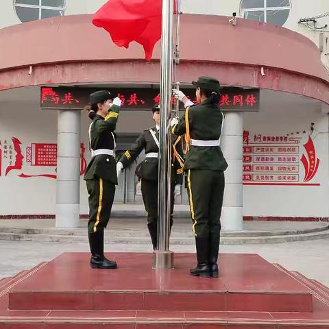 舞钢师范举行以“为梦出征 亮剑高考”为主题的升旗仪式