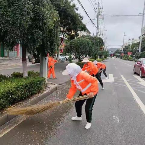 【“三抓三促”行动进行时】雨后清洗作业，亮出街路“本色”