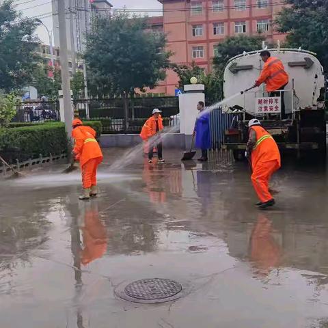 雨后环卫清淤忙，道路洁净保畅通