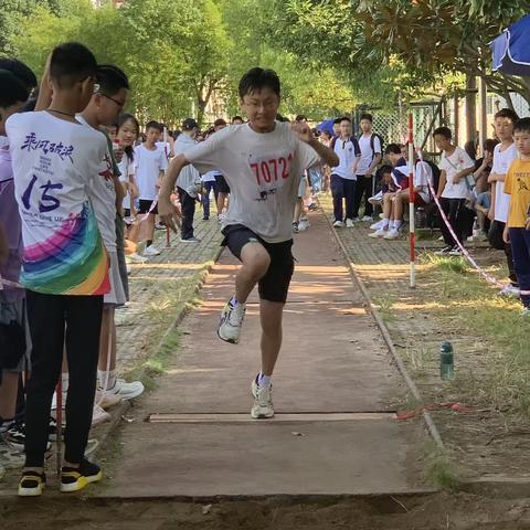 少年不惧岁月长，彼方尚有荣光在！￼一一缙云县实验中学￼秋季运动会