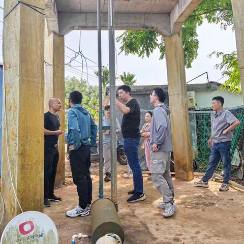 新寨网格员与村干部配合市水务局查看上江水塔设备