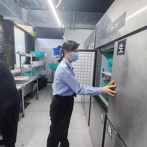 市市场监管局对旅游接团、自助团餐及年夜饭供餐单位开展节前食品安全检查