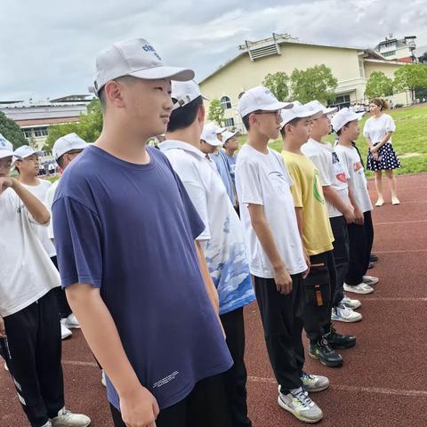 人间骄阳正好，看实中少年英姿飒爽 ！ 实验中学七〈9〉班  朱珈睿