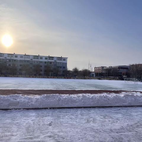 温情融积雪，爱意满校园——新民师范学院附属小学教师除雪在行动