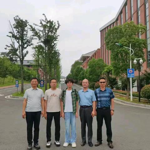 党建引领聚合力 暖心助考为梦护航 ——东双河镇中心学校开展高考考点慰问活动