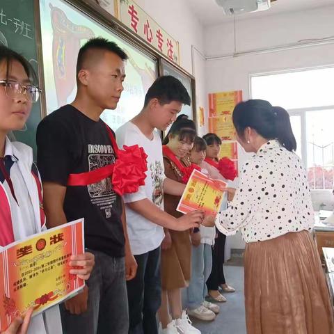 以心相约同聚力 用爱浇灌护成长一北营中学期中表彰暨家长会