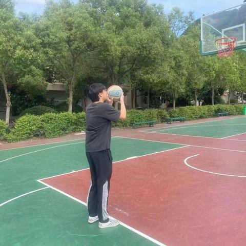 为了促进同学们的凝聚力我们班在今天举行了一场投篮比赛