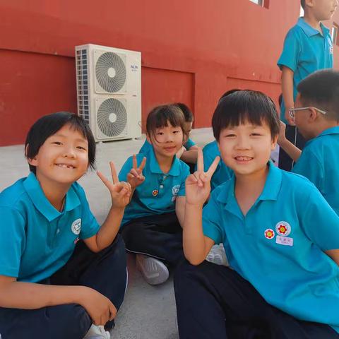 家校共携手，沟通促成长。