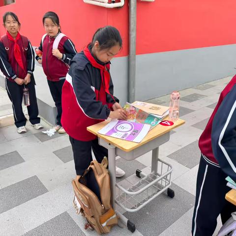 小学四年级学生整理书包比赛圆满落幕