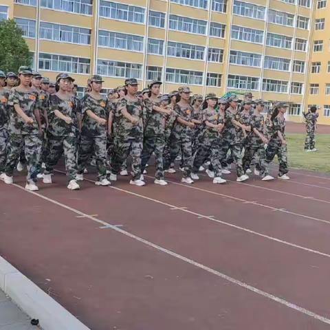 漯河市实验中学七（15）班以军训之名，赴青春之约；军训军训，最闪亮的青春！