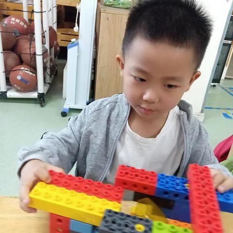 应辰乐高|搭建主题：工程夹机