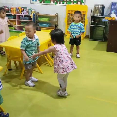 新苗苗幼儿园小班开学第二周爱上幼儿园，快乐“美”一天