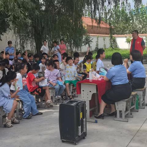 校园普法知识讲座——县政法委普法教育进曹湾小学