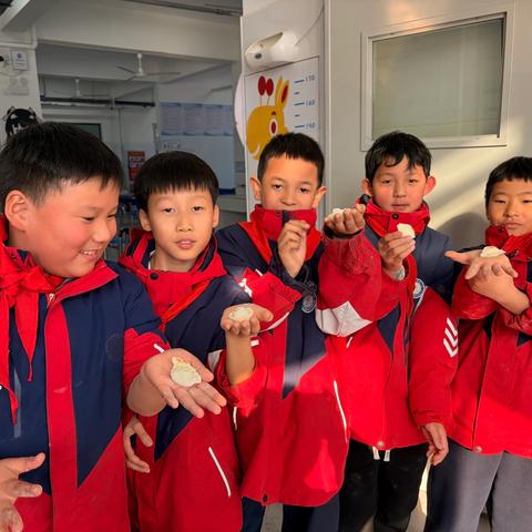 【第131期】创见德育｜饺香迎冬至，亲子乐融融——太康东路小学亲子包饺子活动温情开展