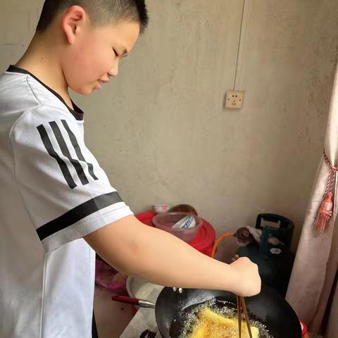 家庭劳动中的温馨日常