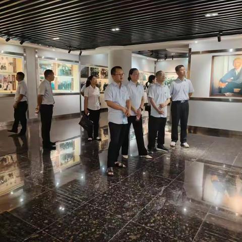 参观红色教育基地，感受革命奋斗历程