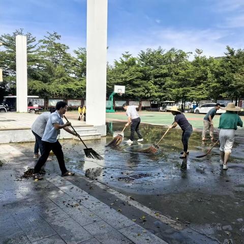 抱披村开展防控登革热爱国卫生大扫除活动
