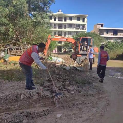 抱坡村开展人居环境卫生整治活动。