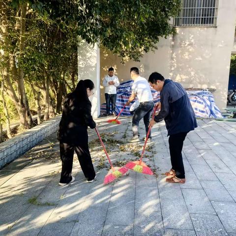 抱坡村持续开展人居环境大扫除活动