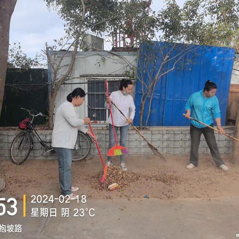 抱坡村开展节后大扫除活动。
