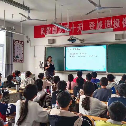 秋风习习梦飞扬，匠心琢玉促提升——电教馆领导到九街镇初级中学听课