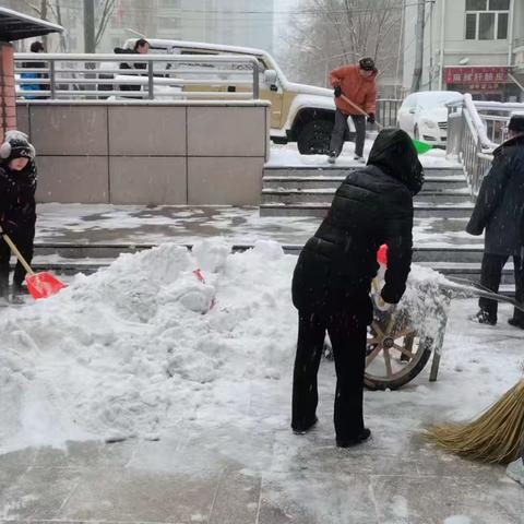 【情暖寒冬】——甘肃润诚安物业有限公司扫雪除冰保安全