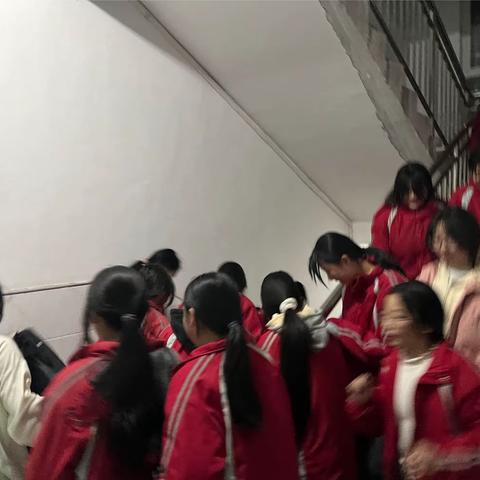 开展消防演练，铸牢安全防线——羊尾中学消防安全疏散演练活动