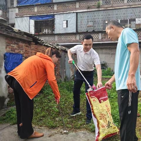 县水务中心积极开展“五一”节前爱国卫生大扫除活动