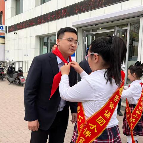 小手拉大手 银龄共前行  —开原市实验小学红领巾志愿者走进新都社区助老行动