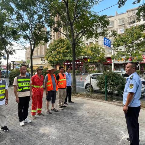 江堤城管环卫社区同行  让夜市“烟火气”与”洁净美”同行