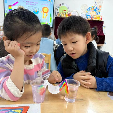 【邂逅彩虹，探秘彩虹】——大二班主题活动