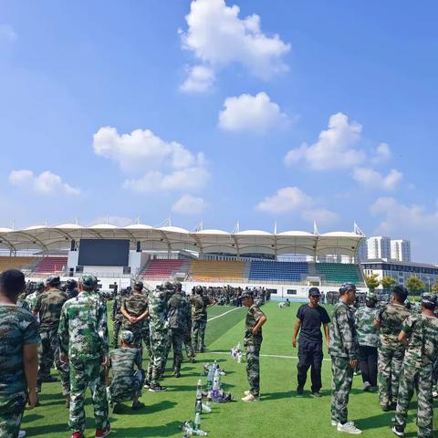 接受军训，接受考验；彰显精彩人生