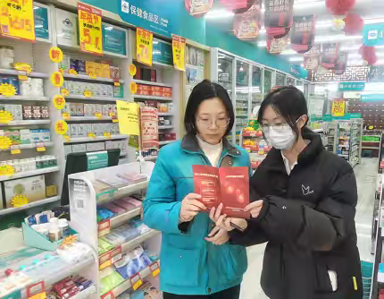 德胜支行持续开展"商户整治拒收人民币"专项宣传活动