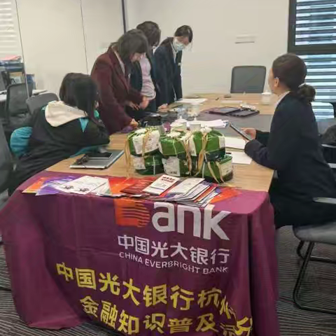 德胜支行持续开展"整治拒收人民币"专项宣传活动