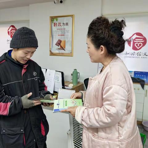 信义庄社区为新业态群体开展医保政策宣传