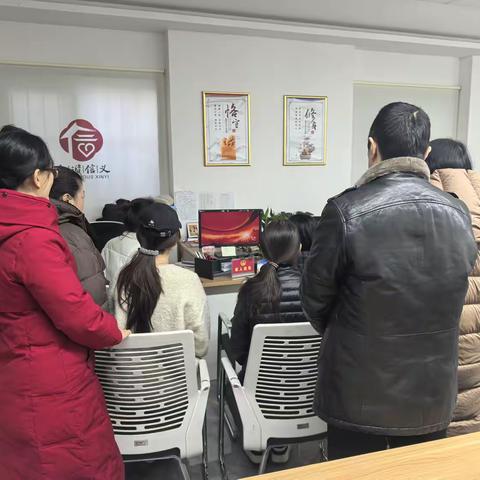 四里村街道信义庄社区组织集中观看《榜样10》专题节目