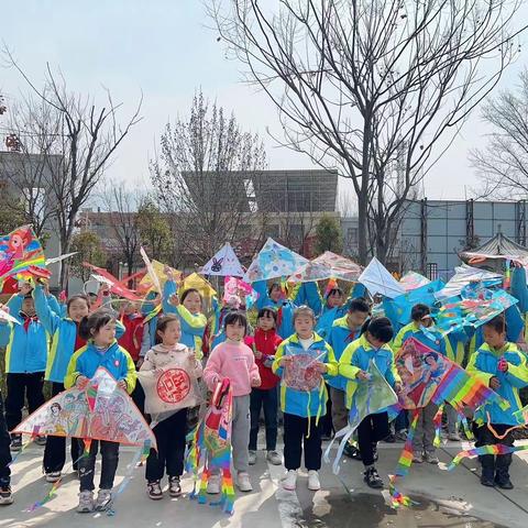 “谁作轻鸢壮远观，似嫌飞鸟未多端。”——莲花寺镇金新小学风筝节暨经典诵读大赛