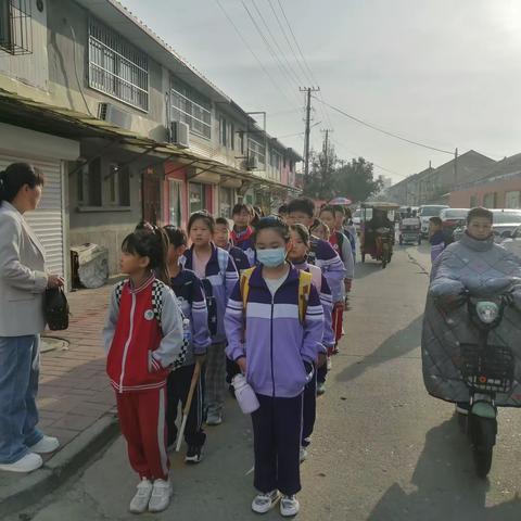 路畅车通，人车和谐  ---遵化市第二实验小学“家长文明接送学生，禁止乱停乱放”倡议书