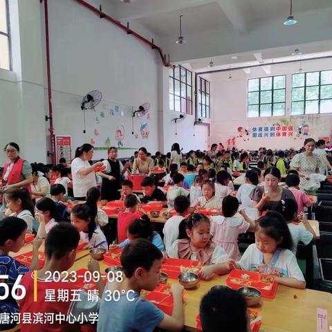 用心陪餐 “食”刻相伴——滨河中心小学陪餐纪实