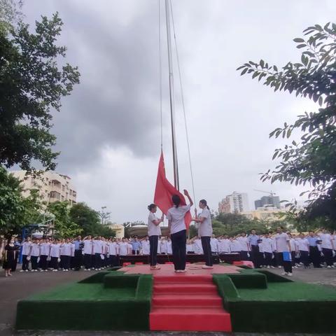 骄阳无畏，百炼成钢—东兴市实验学校2023级七年级军训汇演