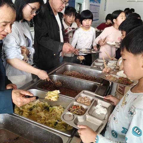 守护“舌尖安全”，温暖“胃”爱同行﻿ ——石潭坝学校教师陪餐制纪实