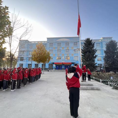 “三抓三促进行时” “国旗下成长 阳光下起航”  ———梁家寺东乡族学校周一升旗仪式