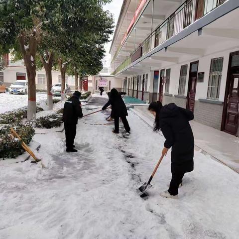 全员齐上阵 除雪保畅通 ——保和乡组织各村积极开展清雪行动