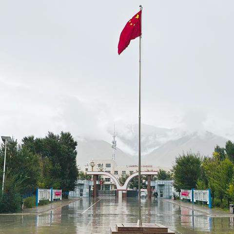 岁岁秋色热情浓，且研且思共成长  ——记“中原名师哈密行”送培送教活动