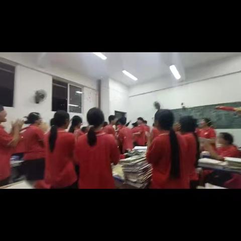 陇二中393班教室中的集体活动场景