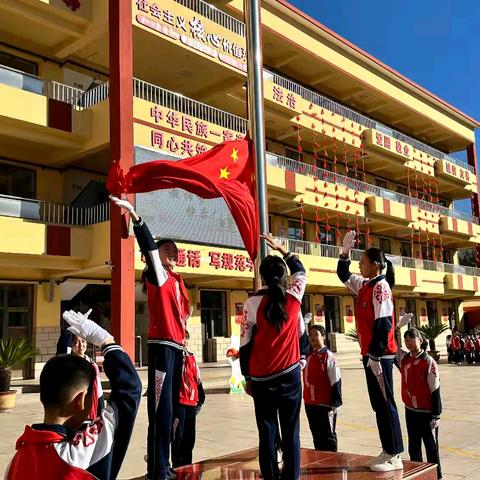 "莘莘学子心   难忘恩师情"一一回民区县府街小学南校区第40个教师节主题升旗仪式