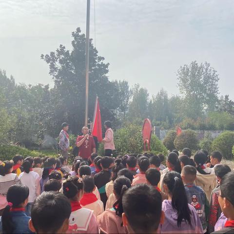 尹集镇宏才小学升旗仪式——让文明成为一种习惯