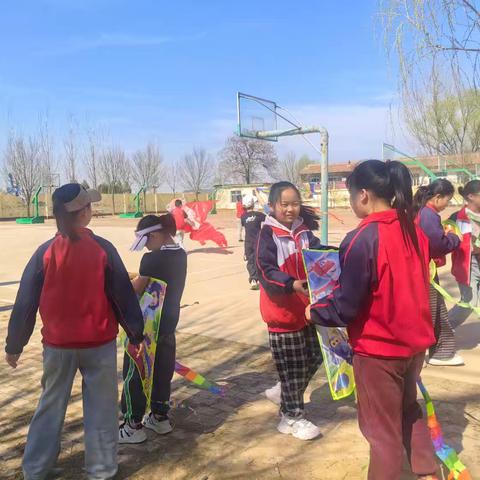春风拂面，纸鸢翩跹——大马庄小学开展放风筝活动
