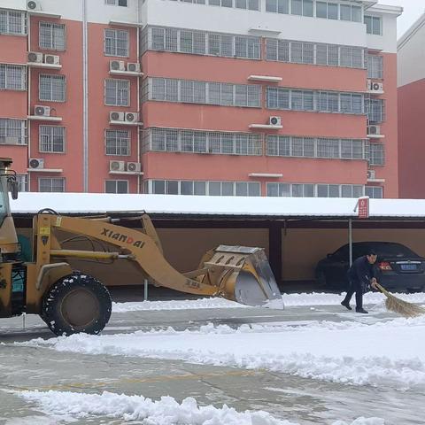 瑞雪扮校园 扫雪护平安          ——人和街道中心小学教师除雪活动