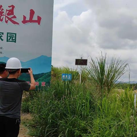 昌江县资规局到叉河镇丛开岭矿山开展扬尘防治工作